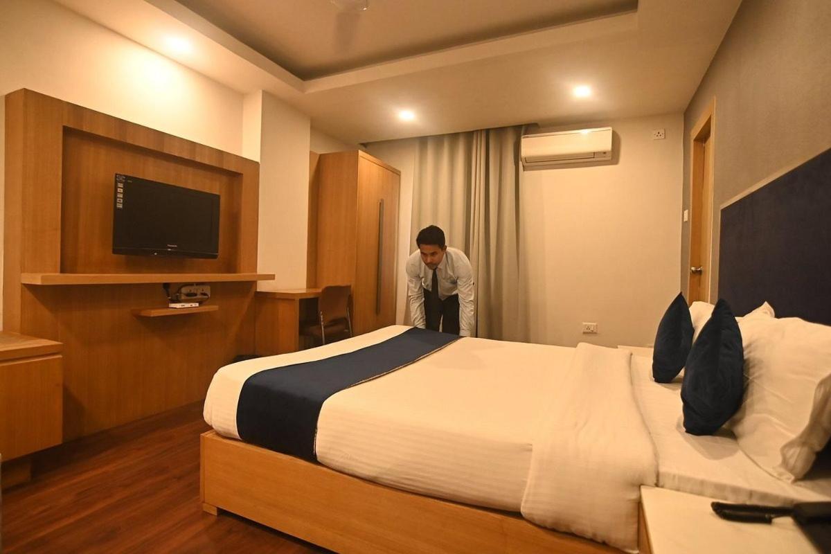 Hotel Prag Continental Guwahati Ngoại thất bức ảnh
