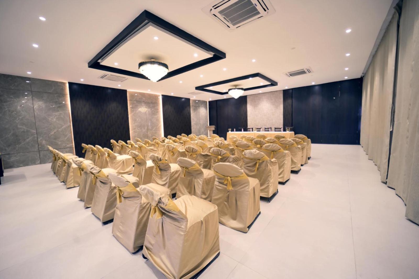 Hotel Prag Continental Guwahati Ngoại thất bức ảnh