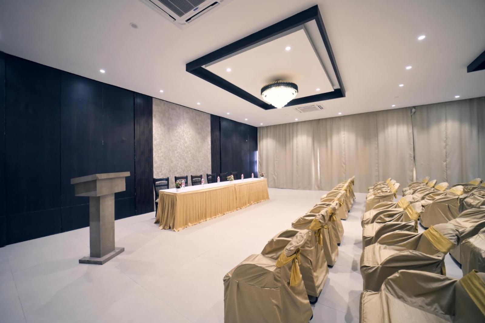 Hotel Prag Continental Guwahati Ngoại thất bức ảnh