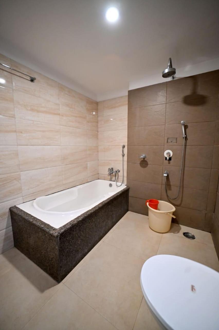 Hotel Prag Continental Guwahati Ngoại thất bức ảnh