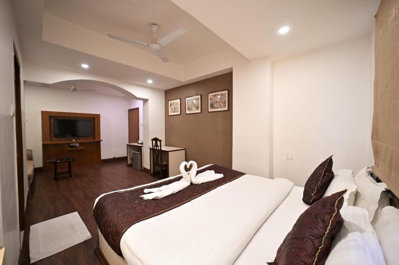Hotel Prag Continental Guwahati Ngoại thất bức ảnh
